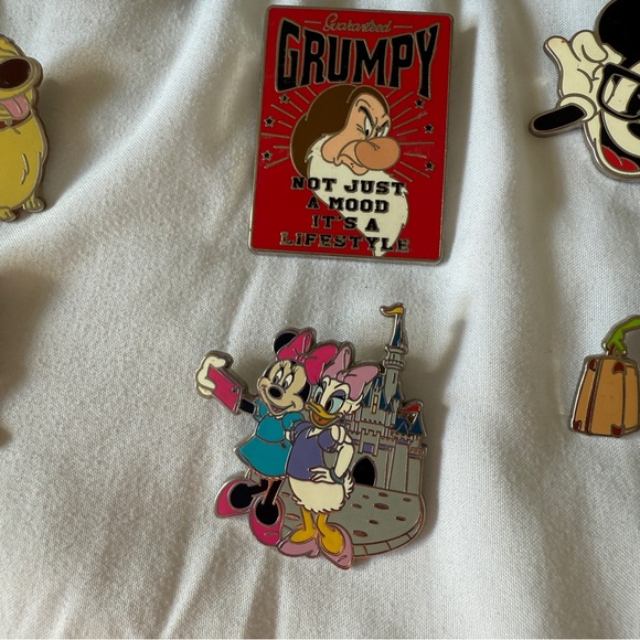 Disney Trading Pin Collection - Picture 7 of 8